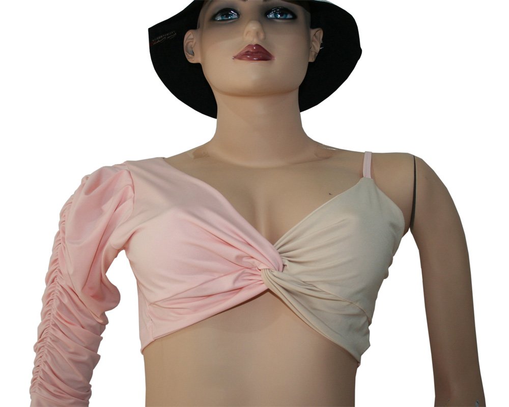 Blusa corta mujer de color rosado y café suave en busto.