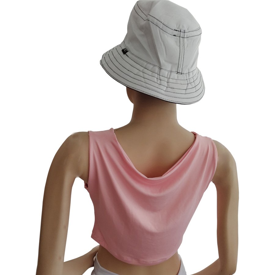 Blusa rosada corta sin mangas con escote. Espalda